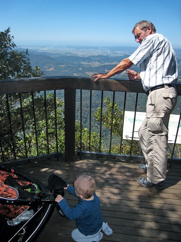 2009-11-06 22-05-23_1.jpg - ...der Kinderwagen interessiert ihn mehr als die tolle Aussicht!